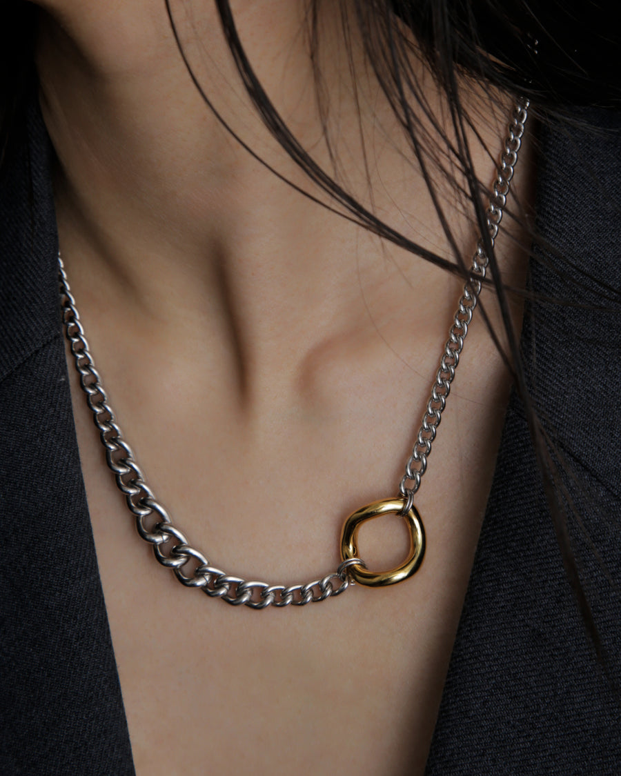 Hug Necklace 01