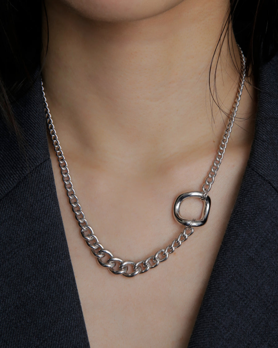 Hug Necklace 01