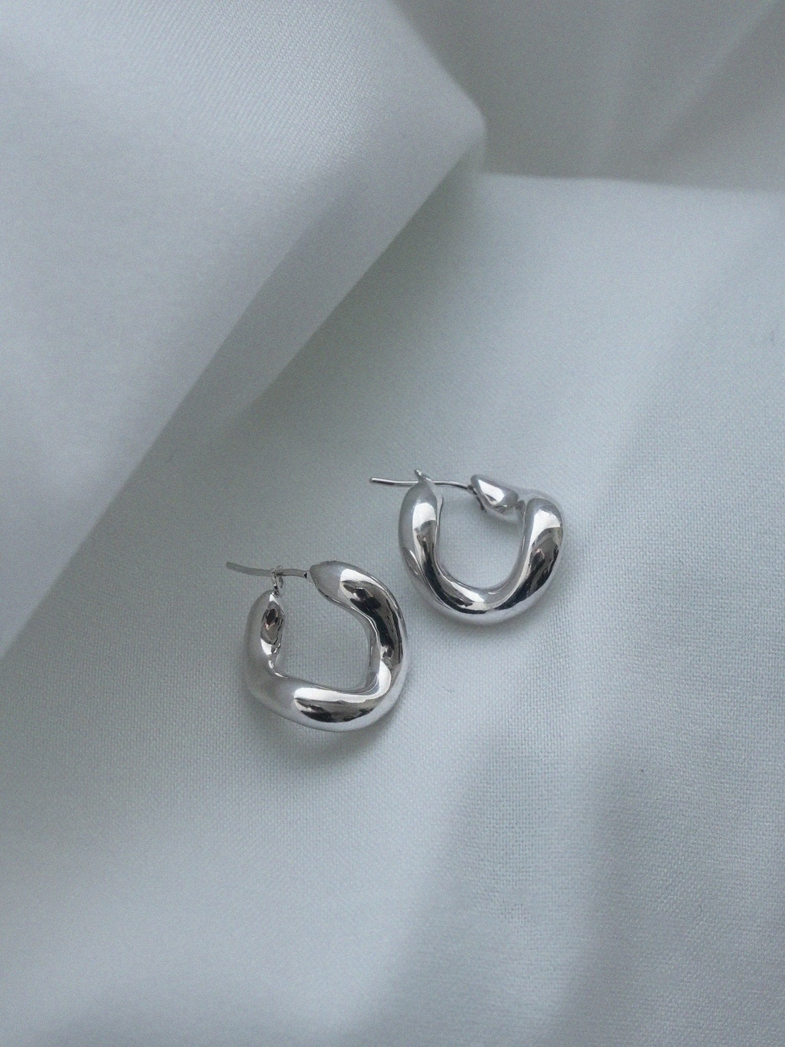 simoe】Hug Hoop Pierce | ピアス シルバー/ゴールド